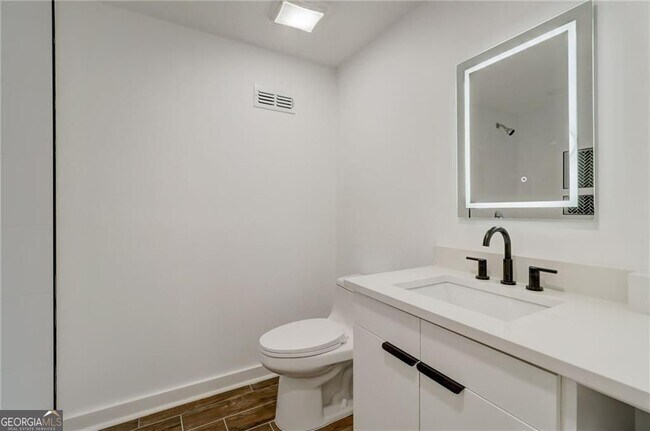 Building Photo - 3202 Kingsdale Dr SW