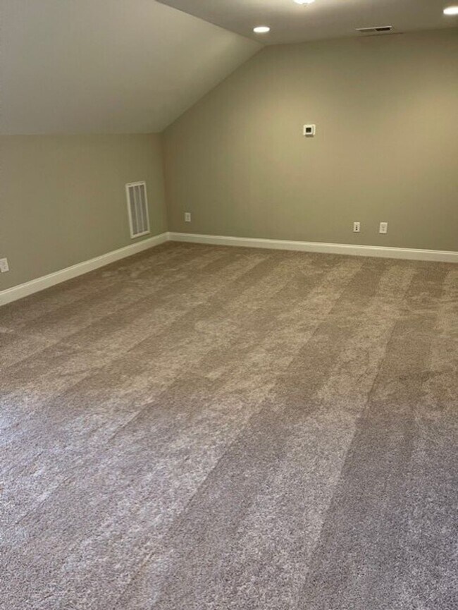 Building Photo - 3 Bedroom Townhome w/ 2 Car Garage