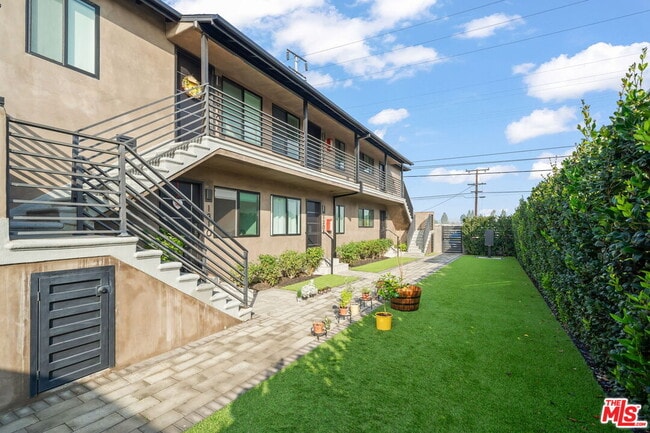 Building Photo - 1310 W Valencia Dr