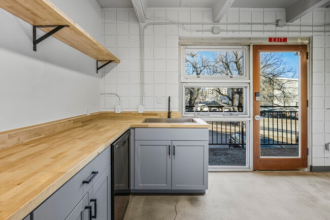 Building Photo - 415 S Weber St