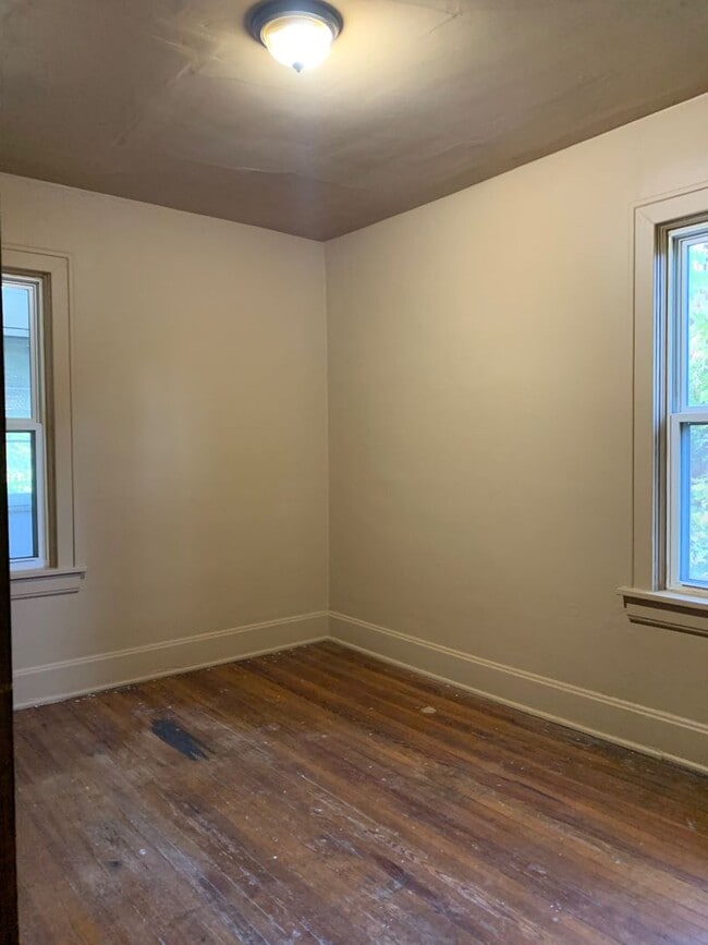 Building Photo - Tons of space in this Charming 1 Bedroom 1 bath with bonus room