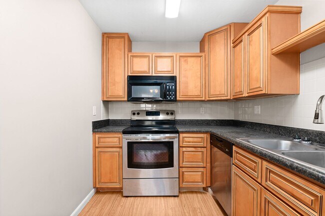 Building Photo - 2 Bed 1.5 Bath Condo
