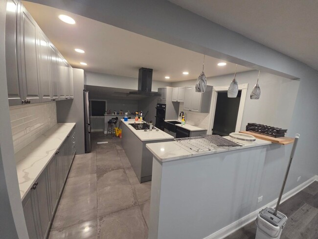 Building Photo - Single Family 2BR, 3 BA 2CG Home