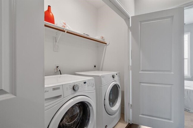 Building Photo - 411 N Nagle St