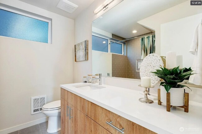 Building Photo - Modern Madrona 3BR TH * A/C!!* Big Open Sp...