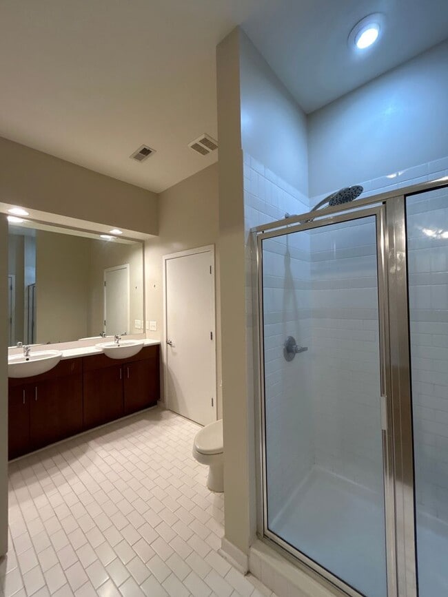 Building Photo - Live on the edge of Dilworth in Charlotte'...