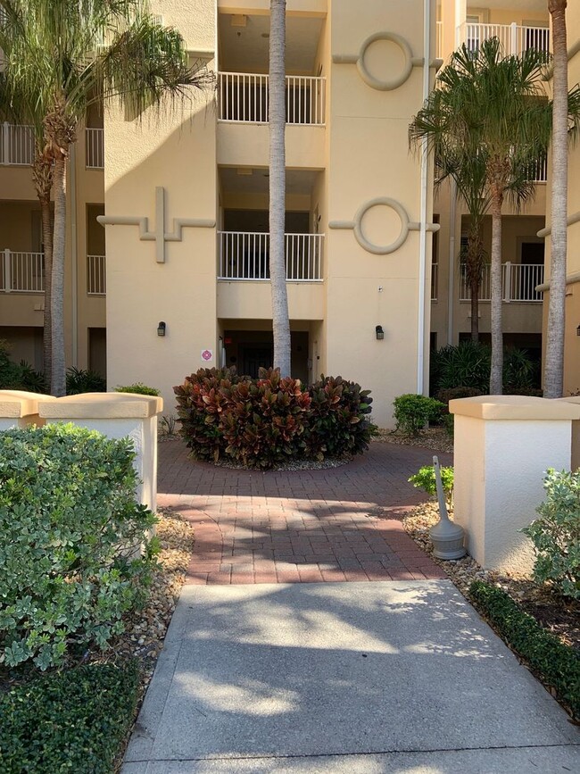 Building Photo - FURNISHED 2/2 condo in The Tidelands!