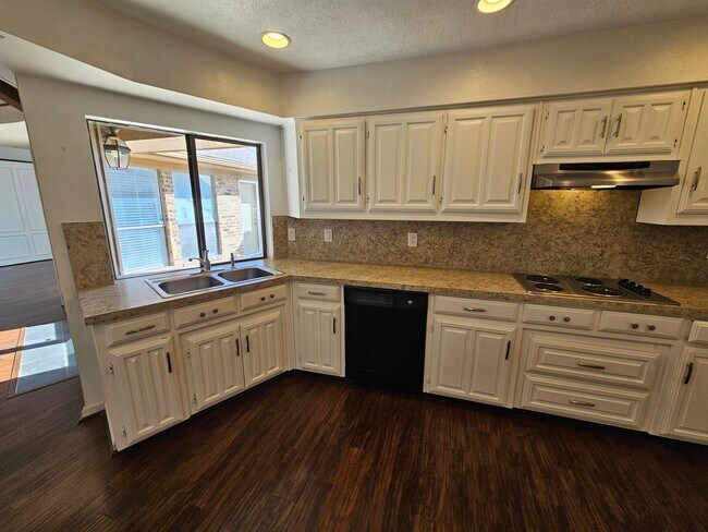 Building Photo - AVAILABLE NOW!