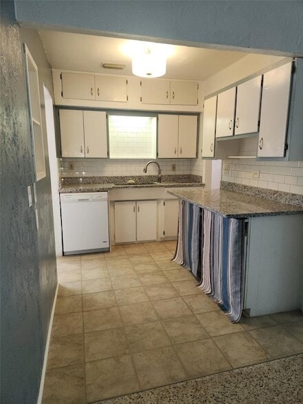 Building Photo - 13406 Boca Ciega Ave