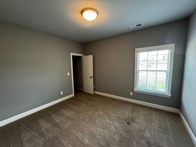Building Photo - Spacious and luxurious with bonus room
