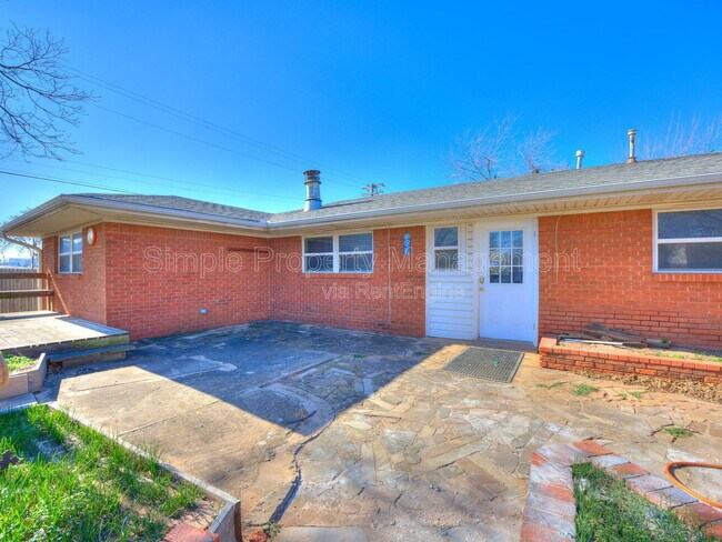 Building Photo - 611 Garth Brooks Blvd