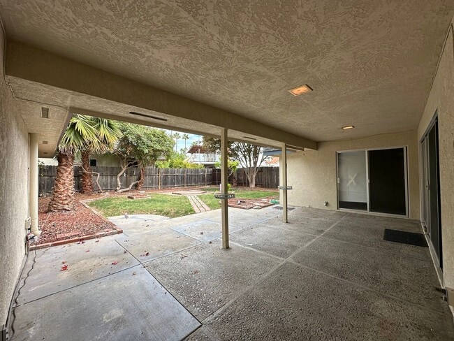 Building Photo - Upgraded Three Bedroom Duplex!