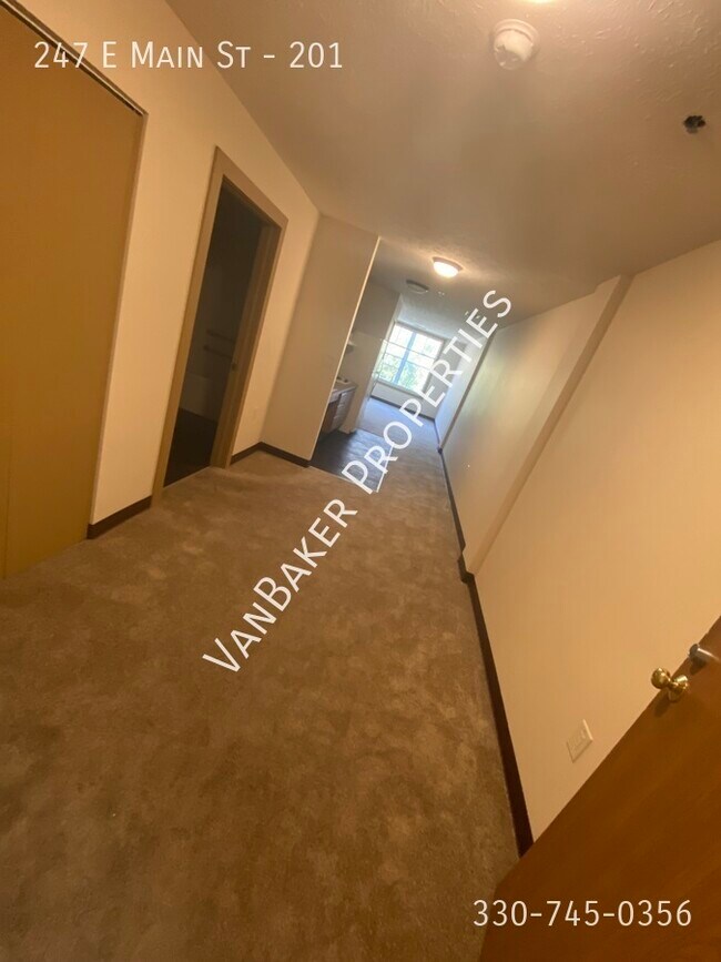 Building Photo - 247 E Main St