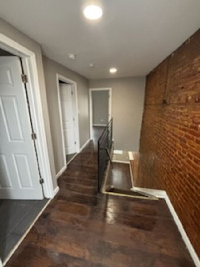 Building Photo - 24 E Silver St