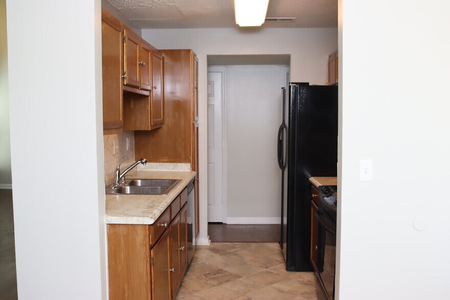 Kichen - 1057 Stones Throw Dr NW
