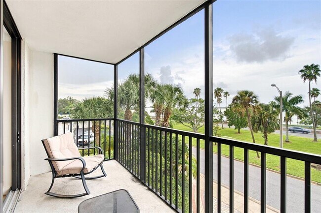Building Photo - 707 S Gulfstream Ave