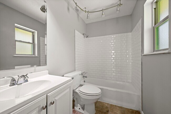 Building Photo - 9852 Hawthorne Dr