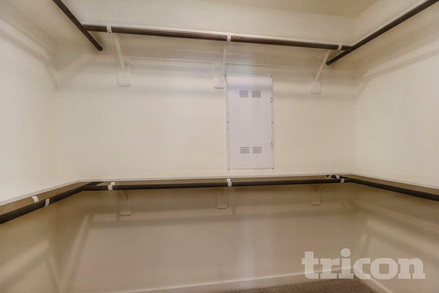 Building Photo - 9835 Willow Creek Commerce Dr