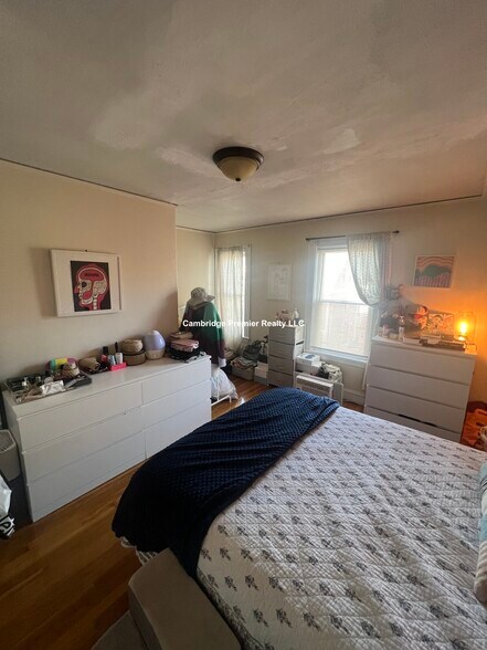 Building Photo - 13 Charnwood Rd