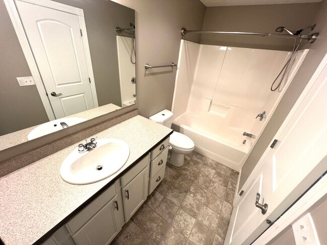 Building Photo - Beautiful 3 Bed 2 Bath Dog Friendly with F...