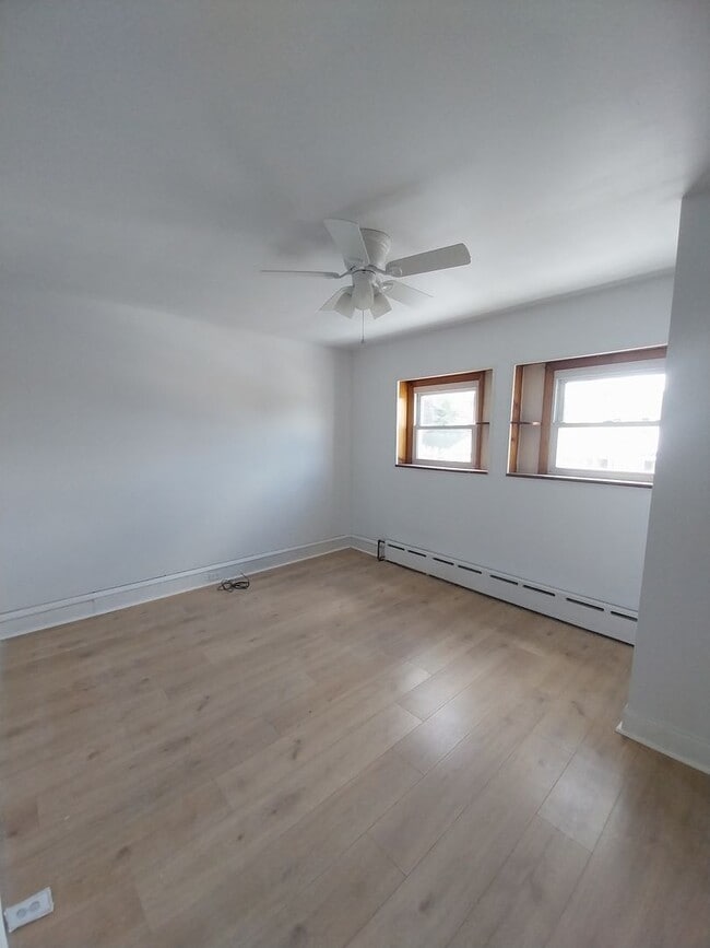 Building Photo - 3 bedroom, 1.5 baths, yard, washer dryer hook up