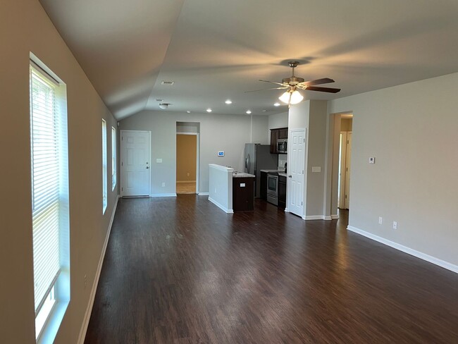 Building Photo - 3 bed, 2 bath Open Floor Plan