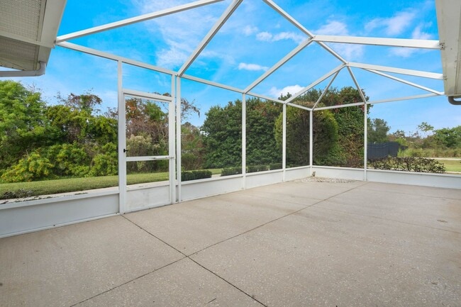 Building Photo - Lovely spacious 3bd/2bath townhouse with screen patio!