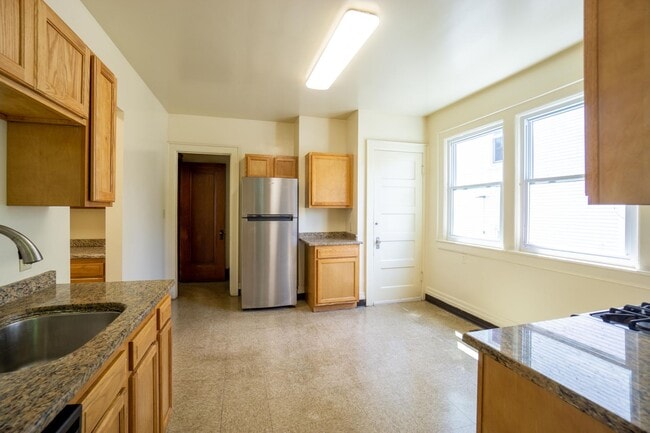Building Photo - Spacious Single Family Home Available 8/1/26