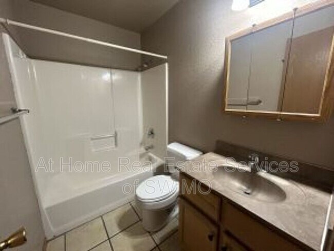 Building Photo - 631 Meadowview Dr