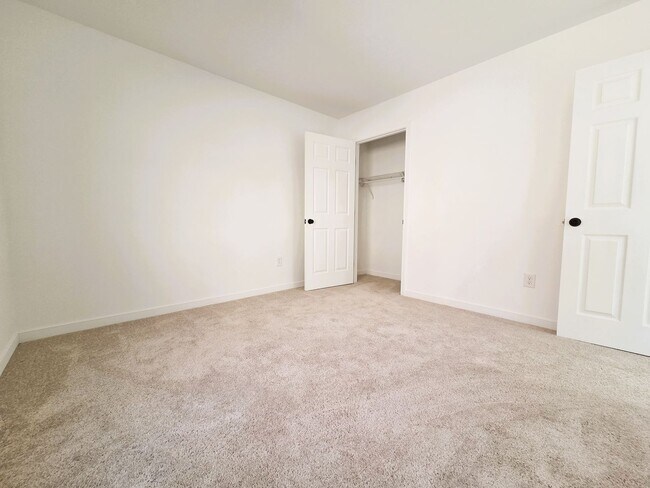 Building Photo - Large 3 story home located in Glenwood Park just minutes from downtown Richmond