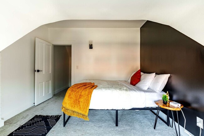 Building Photo - 313 W 4th Ave