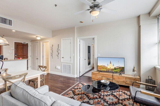 Building Photo - 925 Common St