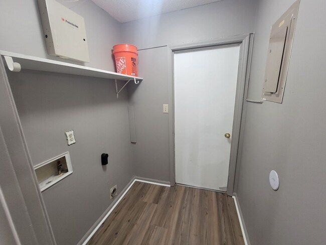 Building Photo - 3737 Woodcock Dr