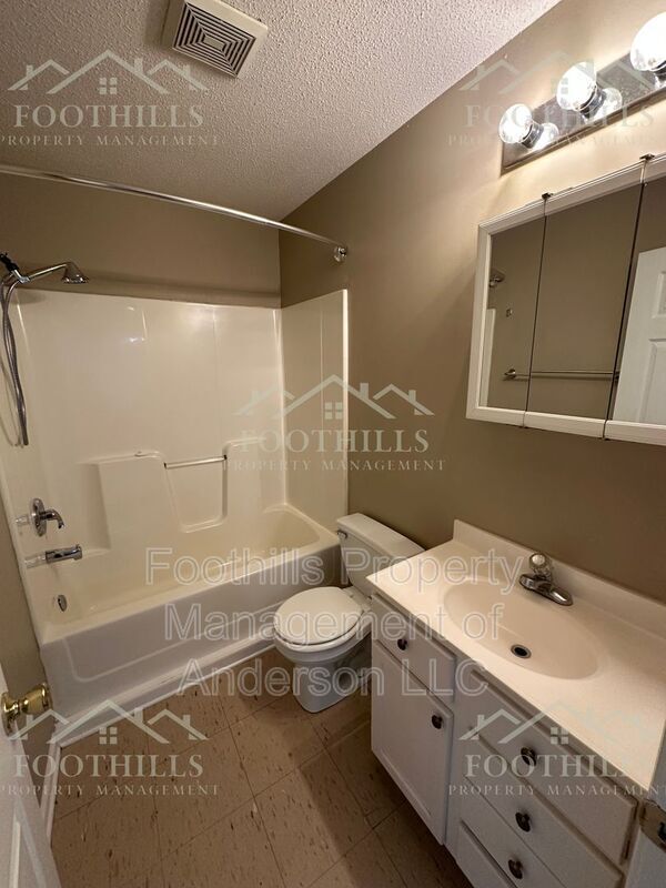 Building Photo - 1419 Oak Hill Dr