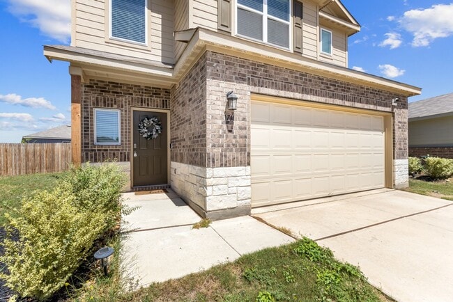 Building Photo - Charming Home Awaits: Spacious & Modern Living in a Prime Location