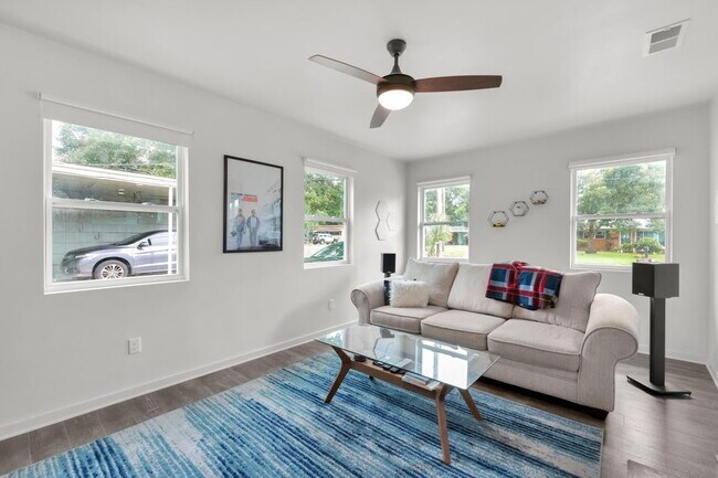Building Photo - Charming 3-Bed home with 2.5 Baths in Fort Walton Beach – Your Ideal Coastal Retreat!