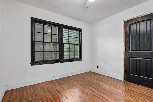 Building Photo - 1219 Park Ln