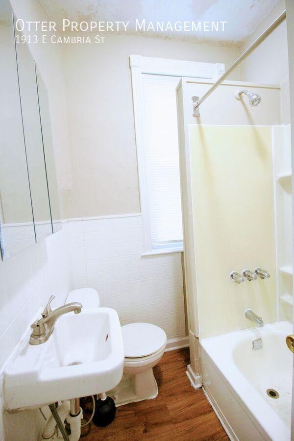 Building Photo - 1913 E Cambria St