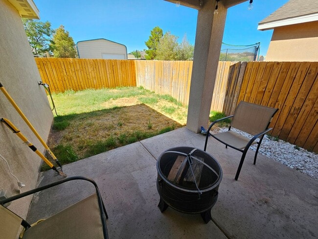 Building Photo - Open & Airy 3 Bedroom/2 Bath Home with Refrigerated Air