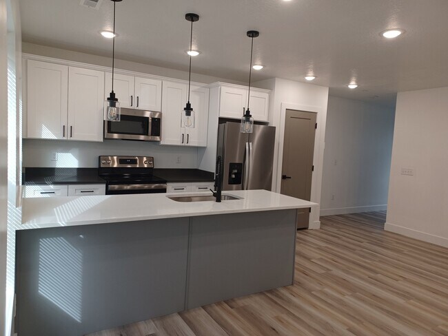 Building Photo - 815 W 100 S