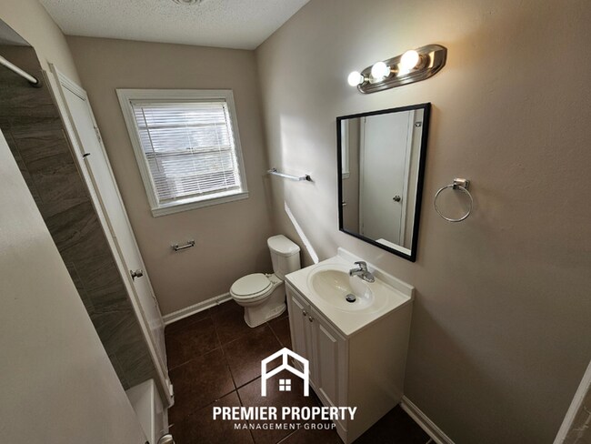 Building Photo - 2942 S.Mendenhall Road