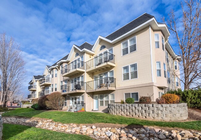 Building Photo - 690 Clearwater Ln