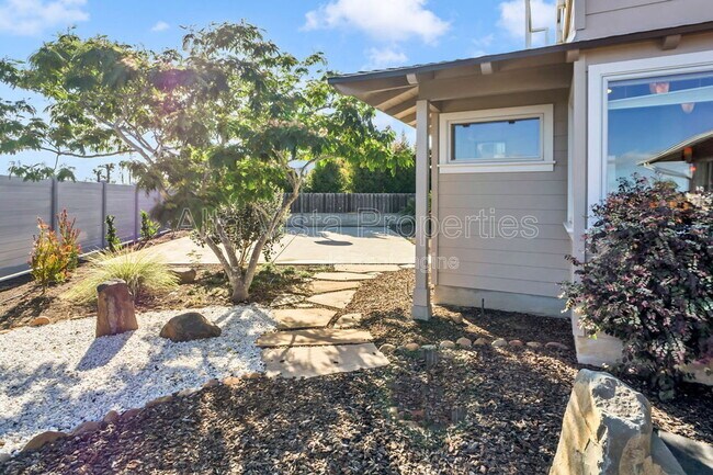 Building Photo - 5940 La Jolla Mesa Dr