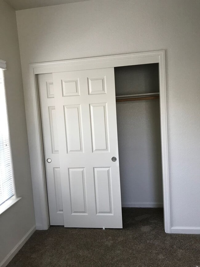Building Photo - 3 Bedroom Home Close to Gym and Shopping-$1,000 OFF First Month's Rent