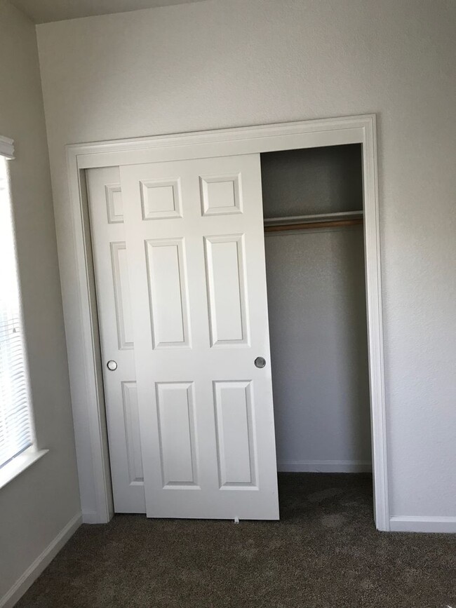 Building Photo - 4 Bedroom Home Close to Gym and Shopping-$...
