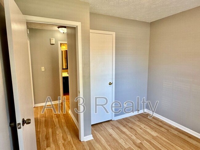 Building Photo - 728 E Gardendale Dr