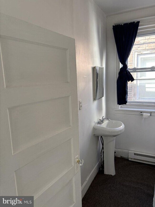 Building Photo - Akings