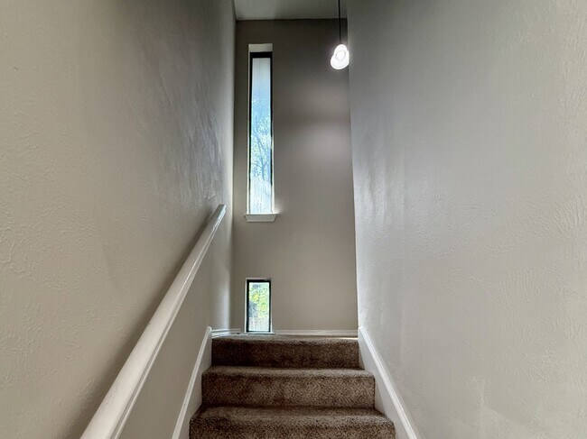 Building Photo - 5040 Thunder Rd