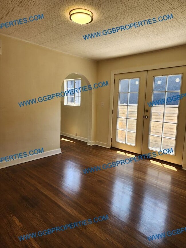 Building Photo - **Move In Special** Charming 3 Bedroom / 2...