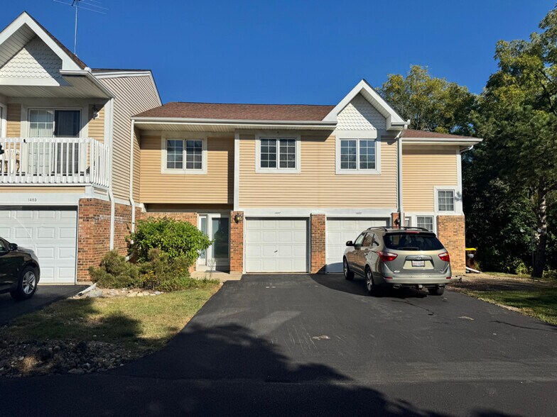 Primary Photo - 1407 Oak Leaf Ln